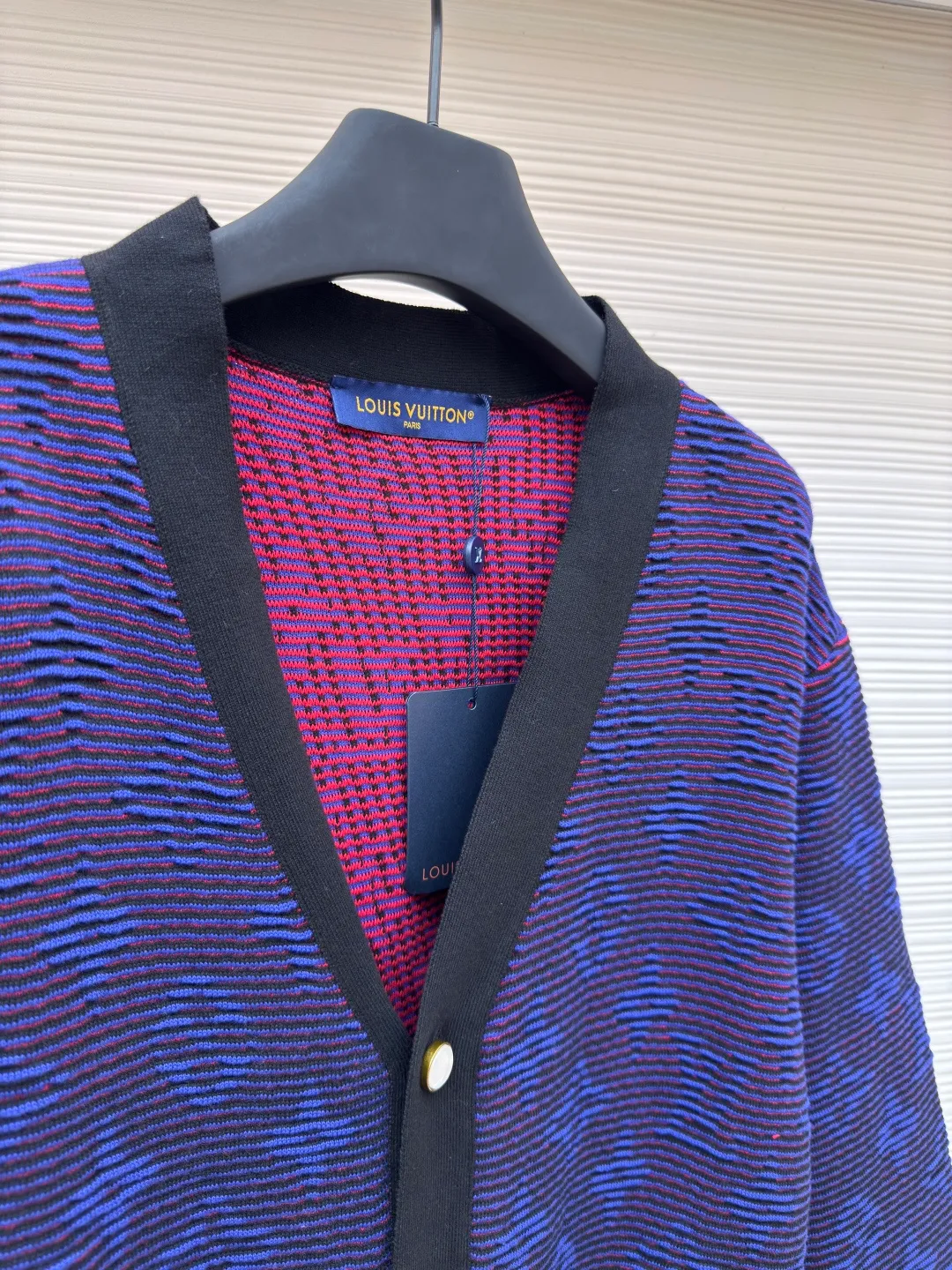 LOUIS VUITTON grating effect jacquard knitted jacket ●Authentic product: Purchased and developed for 12999 ●Item number: 1680041-B00 ●Fabric: Customized yarn fabric ●Technology: Knitted ●Version: Loose version ●Weight: about 750g ●Size: S-M-L-XL ●Description: 25ss new cotton knitted cardigan dip-dyed in elegant tones, full-width Monogram The jacquard pattern incorporates gradient stripes, creating an eye-catching raster effect that highlights Louis Vuitton's exquisite craftsmanship. Deep trims extend the college style, and pearlescent buttons add a dandy touch. The overall wiring is straight and delicate, the fabric is comfortable and soft, and the color is consistent without color difference. It can be matched with the same style to create a fashionable look and control various occasions. Customized accessories, complete with three standards, same style for men and women!
